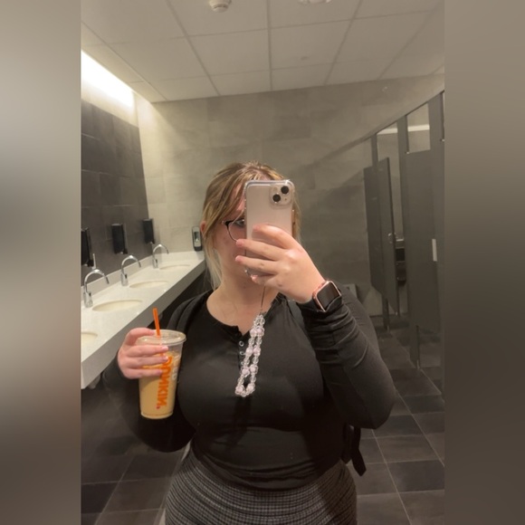 Meet your Posher, Allyson - Picture 3 of 4